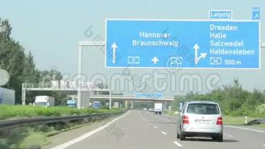 到达高速公路立交桥，从A2（朝布朗斯威格，马格德堡）到A14（哈勒，莱比锡在德国）。